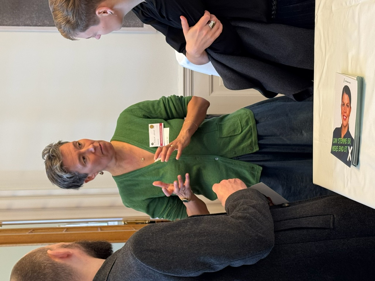 Billede af Birgitte til møde